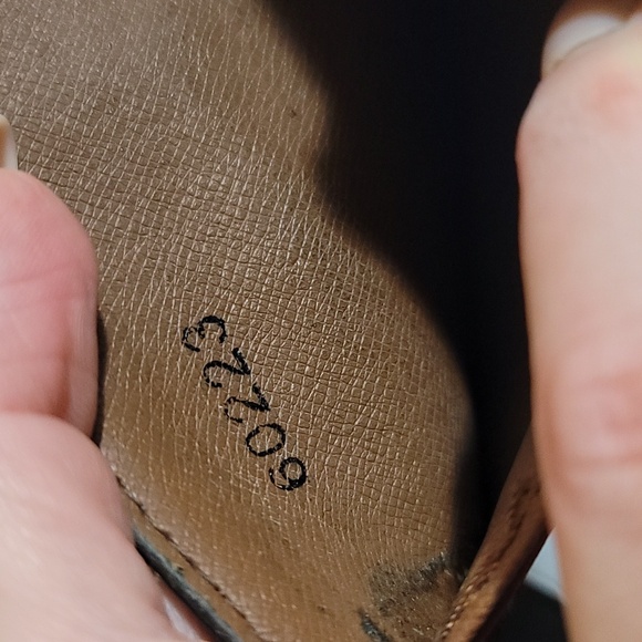 Louis Vuitton - Picture 8 of 12